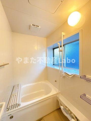 倉吉市大正町2丁目中古戸建の浴室|浴室はユニットバス0.75坪サイズにリフォームいたしました。お湯にゆっくりと浸かっていただき日ごろの疲れを癒してください