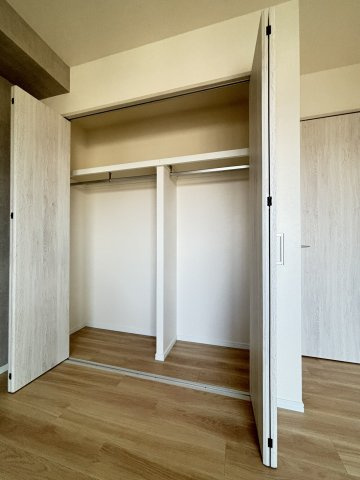 ラ・フォルテ西神中央2番館の収納|約4.9帖の洋室にあるクローゼット