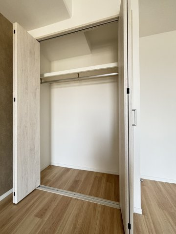 ラ・フォルテ西神中央2番館の収納|約5.5帖の洋室にあるクローゼット