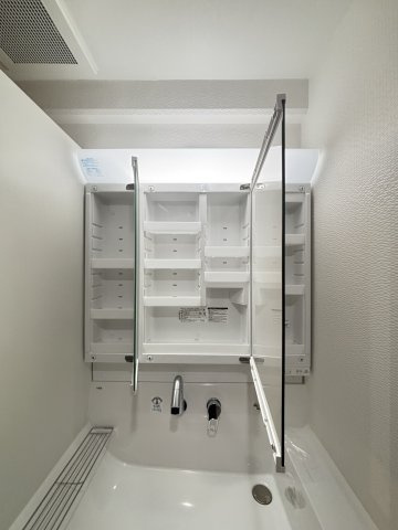 ラ・フォルテ西神中央2番館の設備|備品の収納に便利な三面ミラーキャビネット