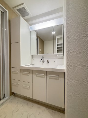 ラ・フォルテ西神中央2番館の独立洗面台|備品の収納に便利なキャビネット付き