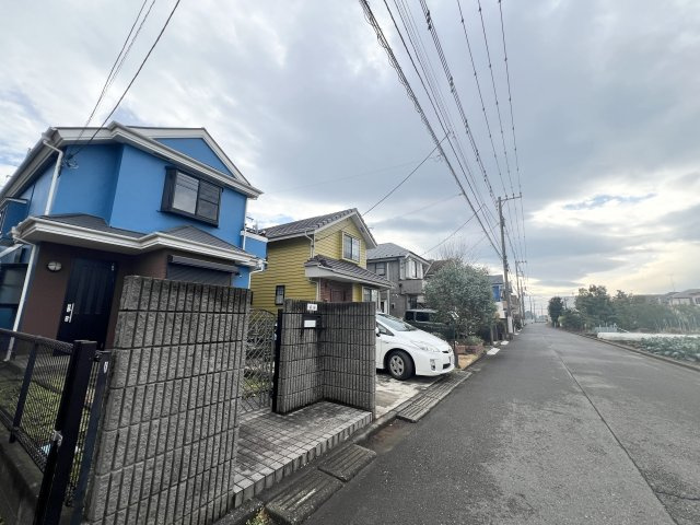 立川市砂川町6丁目　中古戸建　の前面道路含む現地写真