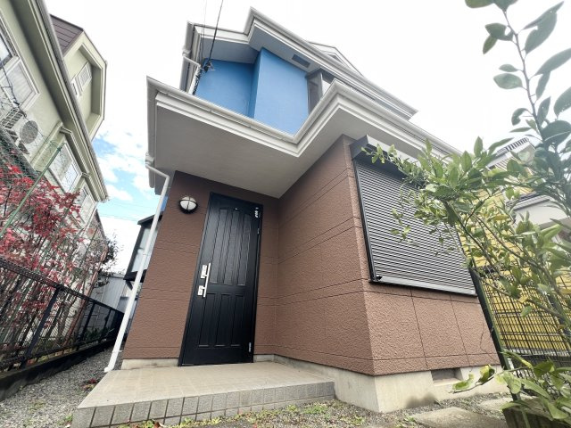 立川市砂川町6丁目　中古戸建　の前面道路含む現地写真