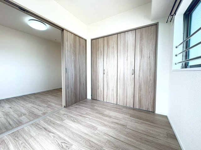 【洋室】 | アービング北大阪アルブレッサ | 洋室4.5帖／クローゼット有！窓２面あり！