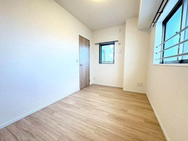 【洋室】 | アービング北大阪アルブレッサ | 洋室5.3帖／窓２面あり！