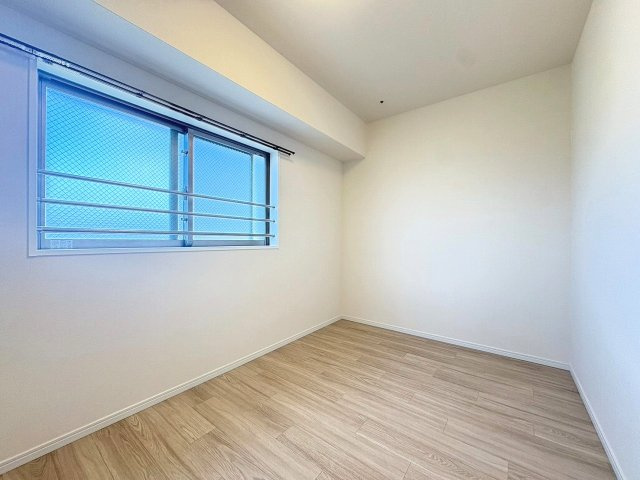 【洋室】 | アービング北大阪アルブレッサ | 洋室5.3帖／窓２面あり！