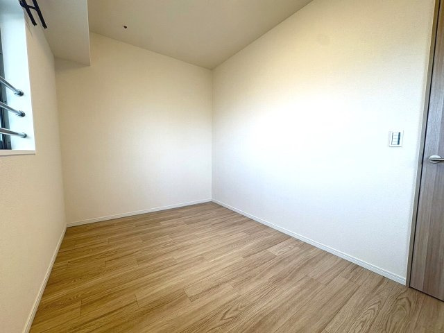 【洋室】 | アービング北大阪アルブレッサ | 洋室5.3帖／窓２面あり！