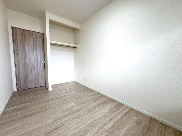 【洋室】 | アービング北大阪アルブレッサ | 洋室5.6帖／オープンスタイルのクローゼット！