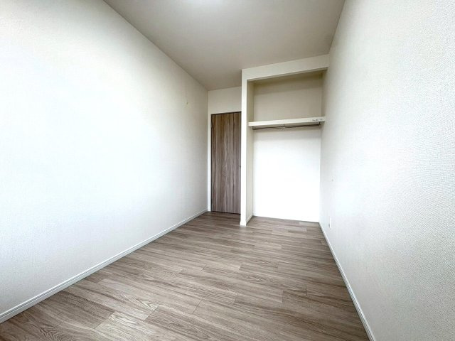 【洋室】 | アービング北大阪アルブレッサ | 洋室5.6帖／オープンスタイルのクローゼット！