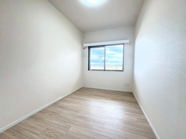 【洋室】 | アービング北大阪アルブレッサ | 洋室5.6帖／オープンスタイルのクローゼット！