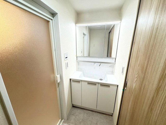 【洗面所】 | アービング北大阪アルブレッサ | 三面鏡タイプのシャワー付洗面化粧台