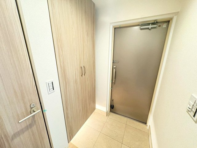 【玄関】 | アービング北大阪アルブレッサ | 玄関／天井高のシューズボックス有