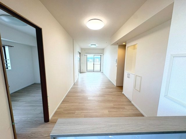 【居間・リビング】 | アービング北大阪アルブレッサ | キッチンからリビングルームを見渡せます！