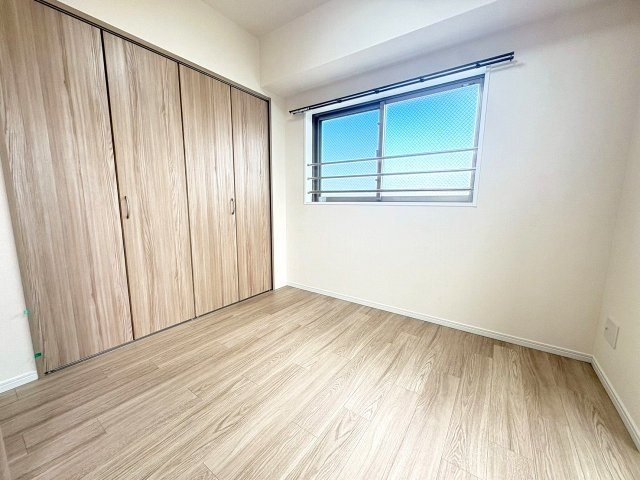 【洋室】 | アービング北大阪アルブレッサ | 洋室4.5帖／クローゼット有！窓２面あり！