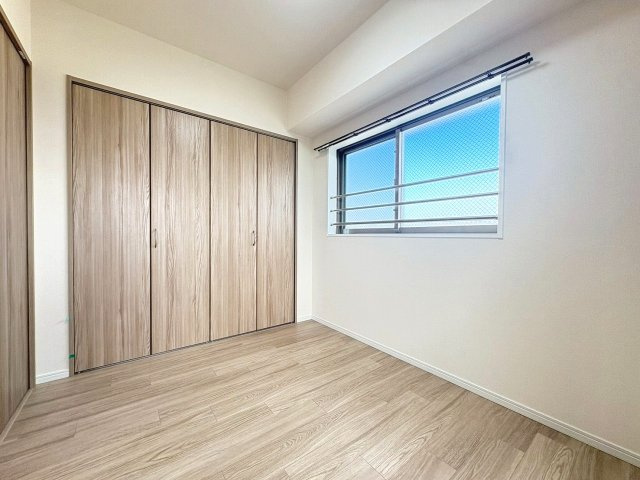 【洋室】 | アービング北大阪アルブレッサ | 洋室4.5帖／クローゼット有！窓２面あり！