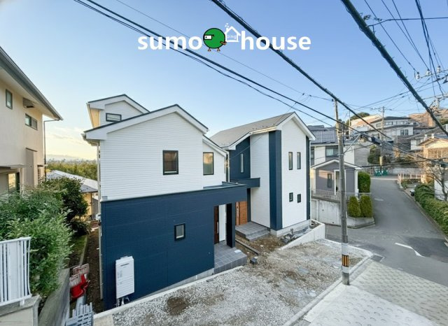 新築デザイナーズ分譲住宅全2棟　大倉山公園からの四季を感じられる立地　港北区大曽根台の前面道路含む現地写真|各階に設けられたワイドなバルコニーは、プライバシーを守りながら外の空気を感じられる贅沢な空間となっています。高台ならではの清々しい風が吹き抜ける、洗練されたモダンな住まいでの新生活。