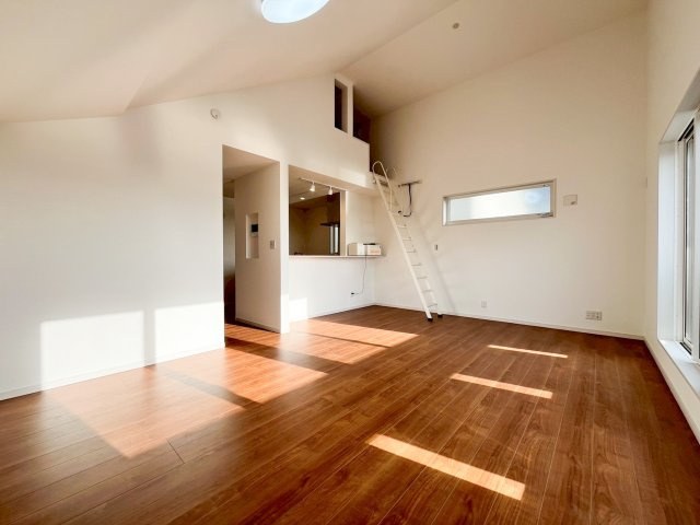 新築デザイナーズ分譲住宅全2棟　大倉山公園からの四季を感じられる立地　港北区大曽根台の居間・リビング|高台の立地を活かした明るい窓辺は、周囲の視線を気にせずリラックスできるプライベートな空間 。収納力に優れたロフトも完備し、美しく整った暮らしをサポートします。
