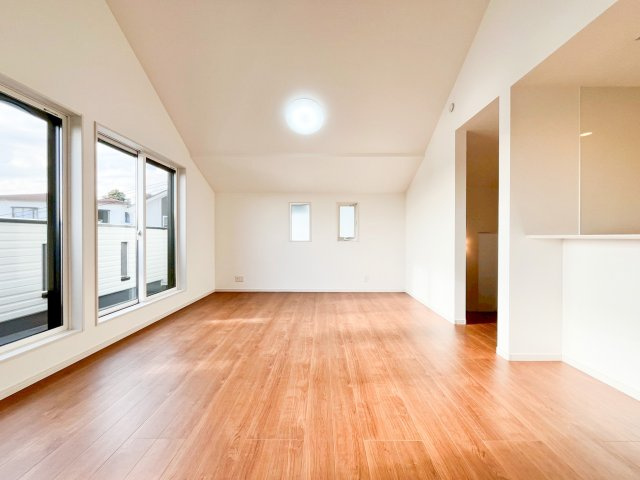 新築デザイナーズ分譲住宅全2棟　大倉山公園からの四季を感じられる立地　港北区大曽根台の居間・リビング|収納力に優れたロフトも完備し、美しく整った暮らしをサポートする、機能美と開放感が共存した理想の邸宅です 。