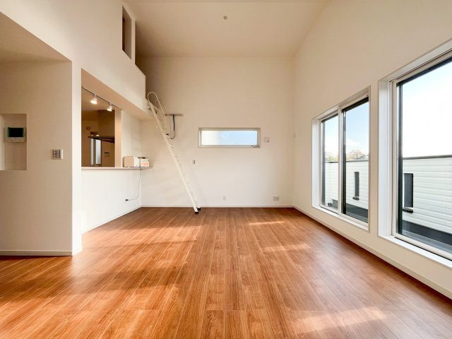 新築デザイナーズ分譲住宅全2棟　大倉山公園からの四季を感じられる立地　港北区大曽根台の居間・リビング|遊び心と実用性を兼ね備えたロフトへ繋がる梯子が、暮らしに彩りとゆとりを添えてくれます 。開放感に満ちたこの場所で、家族との穏やかな時間を過ごしませんか。