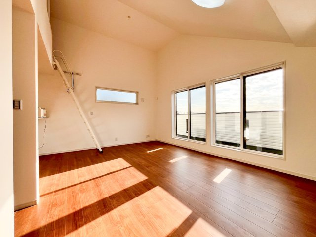 新築デザイナーズ分譲住宅全2棟　大倉山公園からの四季を感じられる立地　港北区大曽根台の居間・リビング|陽光がたっぷりと降り注ぐリビングは、吹き抜けによる開放感あふれる高天井が魅力の空間です 。19帖超のゆとりある広さに加え、大きな窓から広がる空と、白を基調とした壁が明るく心地よい住空間を演出します 。