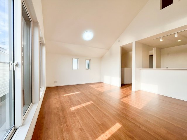 新築デザイナーズ分譲住宅全2棟　大倉山公園からの四季を感じられる立地　港北区大曽根台の居間・リビング|対面式のキッチンからはリビング全体が見渡せ、家事をしながらでも家族との会話が弾む、絆を育む間取りです 。
