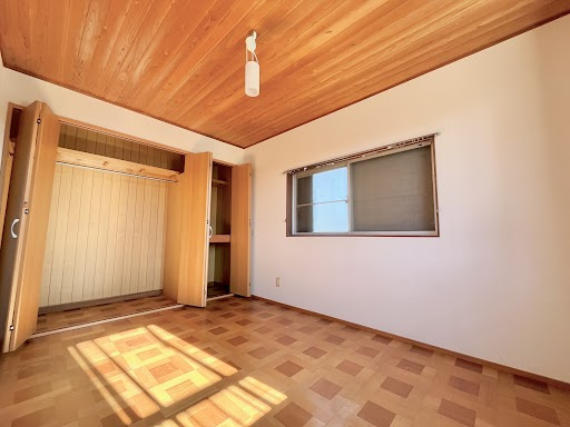 売中古戸建　中央区三島町の洋室|日中は自然光が差し込み、風通しも良い快適な洋室です！