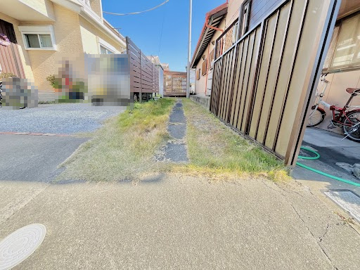 売中古戸建　中央区三島町の外観|敷地奥に建物があり、隠れ家のような落ち着きがあります。