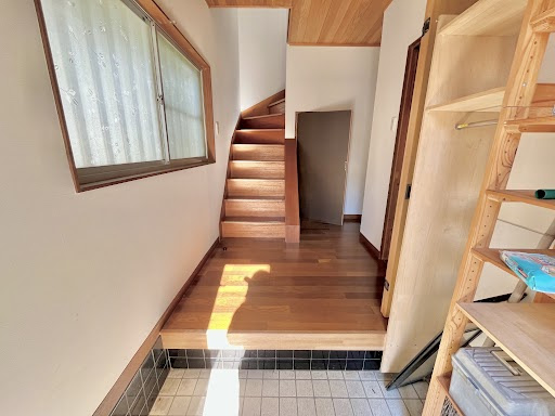 売中古戸建　中央区三島町の玄関|階段下を活かした収納スペースがあり、日用品の整理に便利です。