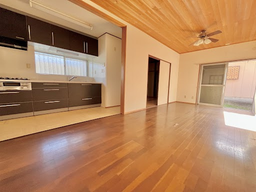 売中古戸建　中央区三島町の居間・リビング|開放的なリビングで、ご家族との時間をゆっくり過ごせます。