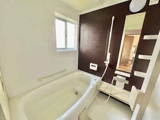 売中古戸建　中央区三島町の浴室|換気しやすい窓付き浴室と、ゆとりのある浴槽で1日の疲れを癒せます。