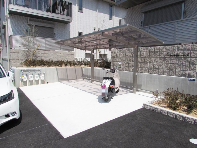 テラス ドゥ グリュⅡ棟の駐車場|駐車場があるので、車を買う予定の方も安心です