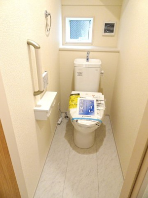 【トイレ】 | 新築　東大沼　小田急線　相模大野駅　横浜線　古淵駅 | 1階、２階どちらにも節水省エネ仕様のシャワートイレを採用しています。窓もあるので空気の入れ替えも楽にできます。ウォシュレット快適な空間を洗浄便座になっているので、とても清潔にお使いいただけます。