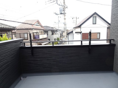 【バルコニー】 | 新築　東大沼　小田急線　相模大野駅　横浜線　古淵駅 | 広々としたルーフバルコニー青空を見渡せるバルコニー。お天気がいい日は椅子をおいて読書なんてこともいいですね。
晴れた日には洗濯物も気持ちよく干せそうですね。
