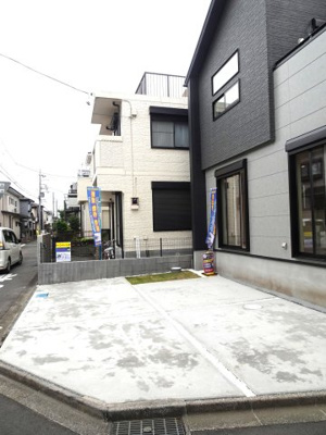 【駐車場】 | 新築　東大沼　小田急線　相模大野駅　横浜線　古淵駅 | ワンボックスカーの需要が高まってきている中、接道狭く軽自動車の対応になります。
軽自動車２台駐車でき、すっきりスマートに駐車できます。1台は奥さん専用車で買い物、お子さんの送り迎えに
