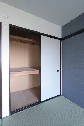 グリーンハイツBの収納|【撮影前】同アパートの写真にてご紹介しております。アクセントクロスやクッションフロアに差異が出ることがございます。ご容赦ください。