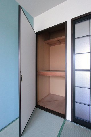 グリーンハイツBの収納|【撮影前】同アパートの写真にてご紹介しております。アクセントクロスやクッションフロアに差異が出ることがございます。ご容赦ください。
