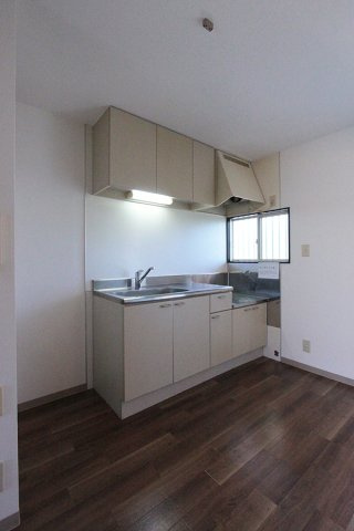 グリーンハイツBのキッチン|【撮影前】同アパートの写真にてご紹介しております。アクセントクロスやクッションフロアに差異が出ることがございます。ご容赦ください。