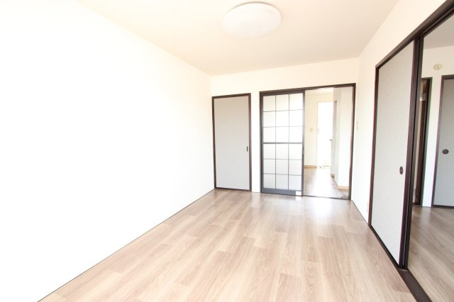 飯能市大字岩沢のアパートの居間・リビング|【撮影前】同アパートの写真にてご紹介しております。アクセントクロスやクッションフロアに差異が出ることがございます。ご容赦ください。