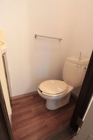 グリーンハイツBのトイレ|【撮影前】同アパートの写真にてご紹介しております。アクセントクロスやクッションフロアに差異が出ることがございます。ご容赦ください。