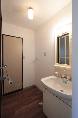 グリーンハイツBの洗面所|【撮影前】同アパートの写真にてご紹介しております。アクセントクロスやクッションフロアに差異が出ることがございます。ご容赦ください。