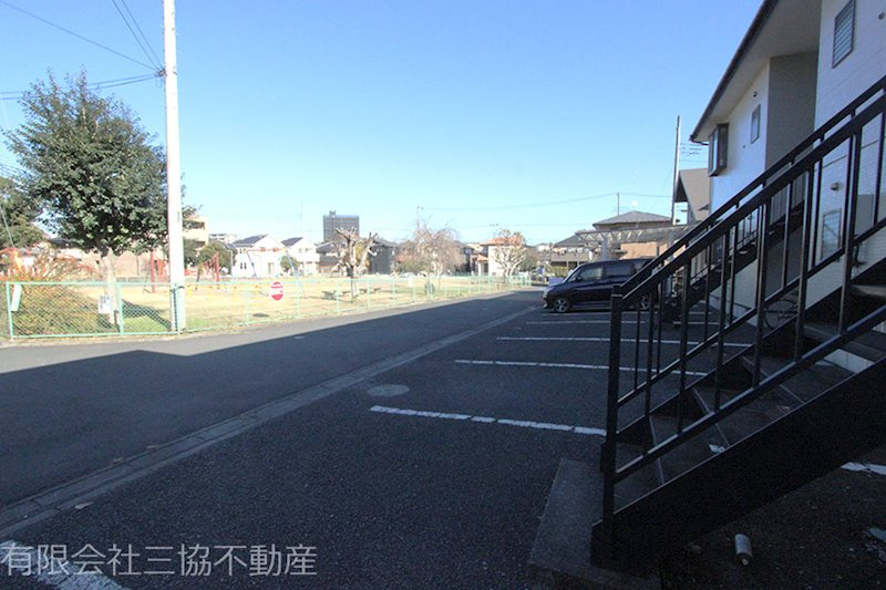 マドーレの外観|敷地内駐車場1台分付き