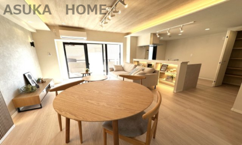 マークミュー横濱シティフロントの居間・リビング|大きく開いた窓からは、明るい陽射しが射し込み風も良く抜けるので心地良い空間担ってます。