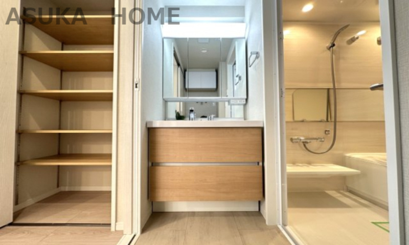 マークミュー横濱シティフロントの独立洗面台|使いやすい3面鏡♪シャワー付水栓で洗面台でのシャンプーや毎日の掃除にも便利な設備ですね♪