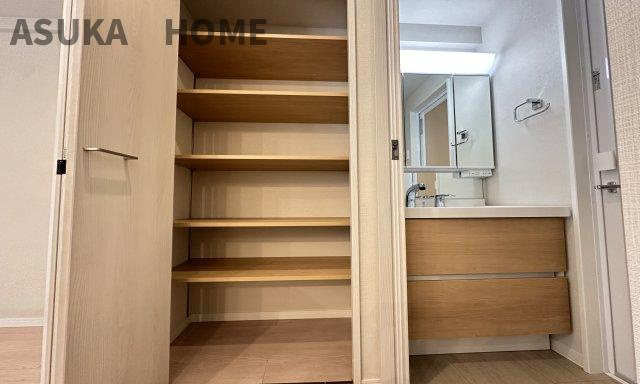 マークミュー横濱シティフロントの収納|パントリーとしてもランドリー用品置き場としても使えるちょうど良い位置の収納です