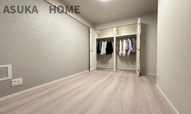 マークミュー横濱シティフロントの洋室|枕棚があるクローゼットは多様なお洋服の収納にも対応しやすく、大切なお洋服をきれいな状態で収納できますよ。