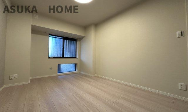 マークミュー横濱シティフロントの独立洗面台|使いやすい3面鏡♪シャワー付水栓で洗面台でのシャンプーや毎日の掃除にも便利な設備ですね♪