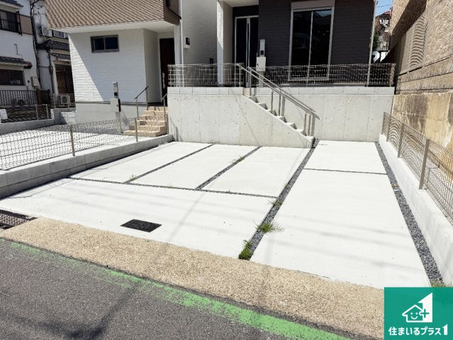 宇治市広野町丸山　第1期　新築一戸建ての駐車場|並列２台駐車可能！ゆとりの駐車スペースで車庫入れもスムーズ！