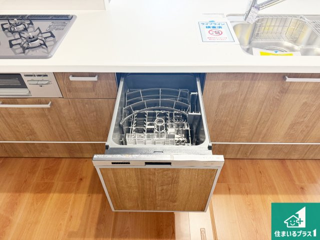 宇治市広野町丸山　第1期　新築一戸建ての設備|食事後の一仕事、食器洗いをボタン一つでお任せできちゃいます！場所を取らないビルトイン式なので、お料理スペースもしっかり確保！