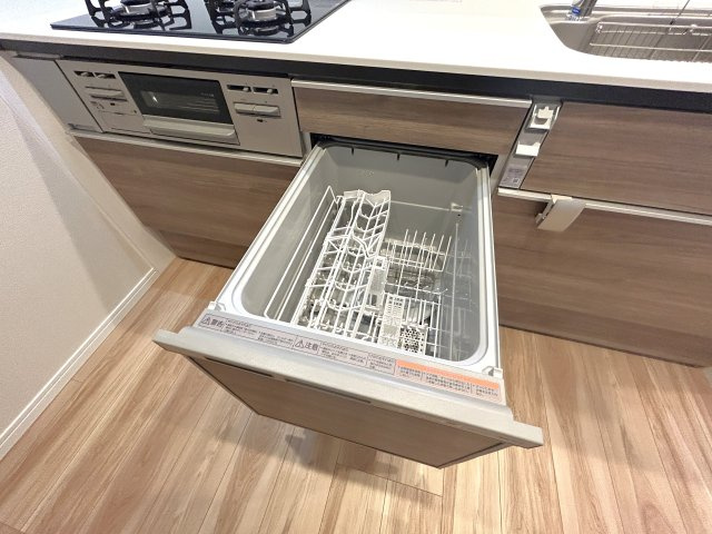 ヴィルヌーブ入谷の設備|「ビルトインタイプ食器洗乾燥機」通常の手洗いでは使用出来ないほど高温のお湯や高圧水流を使うことにより汚れを効果的に落とすことができる。殺菌効果が非常に高く哺乳瓶などを使う家庭で需要が高く大変便利。