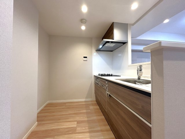 ヴィルヌーブ入谷のキッチン|会話が弾む対面型キッチン。後ろにはお洒落な食器類を余裕で収納できるスペースがあります。